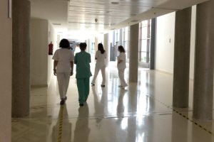 ¿A qué se debe el déficit de enfermeras en España?