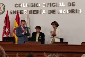 El CODEM impone la Cruz de Enfermería a María Paz Mompart en reconocimiento a su trayectoria profesional
