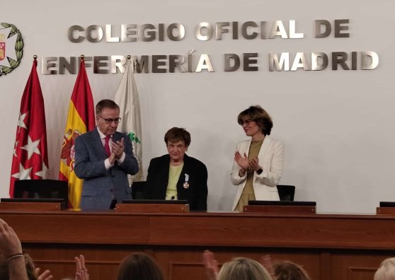 El CODEM impone la Cruz de Enfermer&iacute;a a Mar&iacute;a Paz Mompart en reconocimiento a su trayectoria profesional