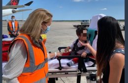 Mateo, el niño canario ingresado en Bali, llega a España para ser tratado de su enfermedad