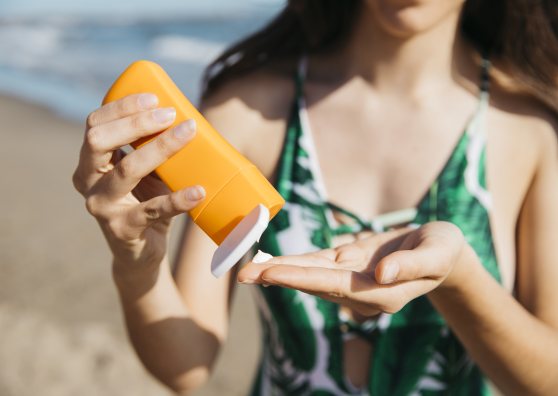 Sanidad estudia la posibilidad de ofrecer crema solar de forma gratuita en determinados lugares públicos