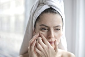 “El acné es una de las enfermedades cutáneas más frecuentes. Un abordaje enfermero podría ayudar a prevenir enfermedades futuras”